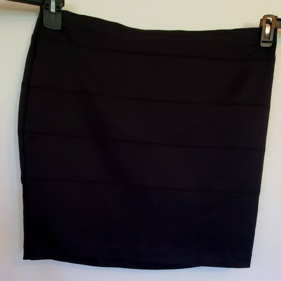 Black Daisy Fuentes Mini Skirt - Picture 1 of 3